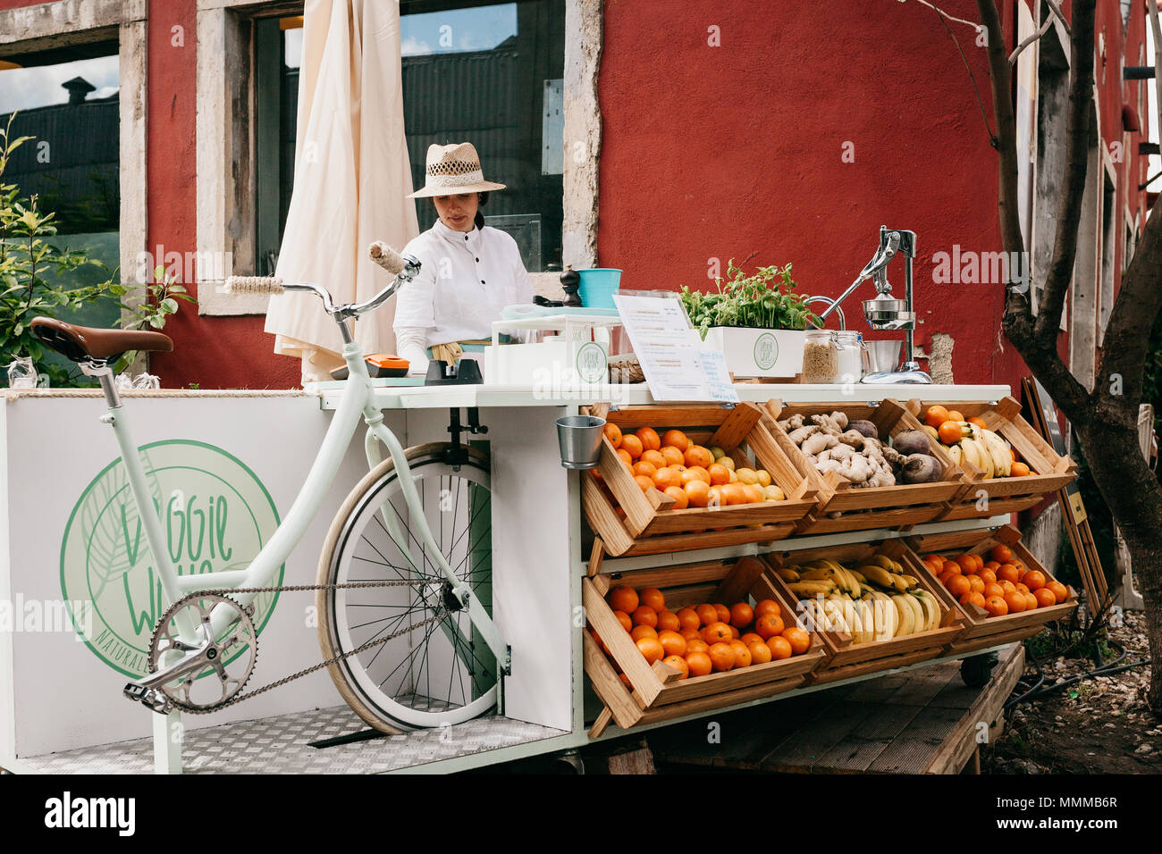 Street vendita di succhi di frutta freschi e cibo vegetariano. Il commercio in strada. Foto Stock