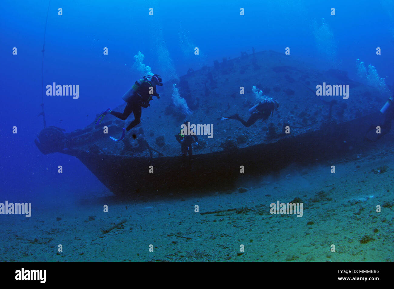 I subacquei esplorare il Mahi naufragio presso la costa ovest di Oahu, Hawaii, STATI UNITI D'AMERICA Foto Stock