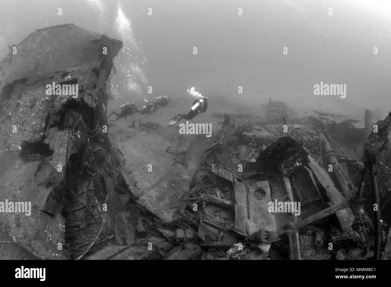 I subacquei esplorare il Mahi naufragio presso la costa ovest di Oahu, Hawaii, STATI UNITI D'AMERICA Foto Stock