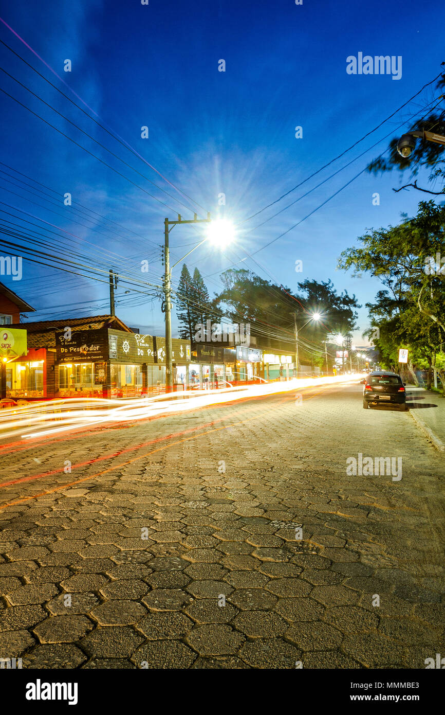 Rendeiras Avenue, a Laguna Conceicao, alla sera. Florianopolis, Santa Catarina, Brasile. Foto Stock