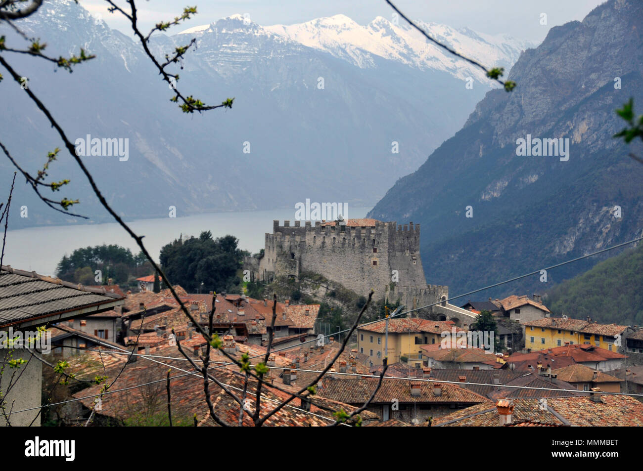 Vista panoramica di Riva del Garda e il Lago di Garda e Trento, Italia Foto Stock