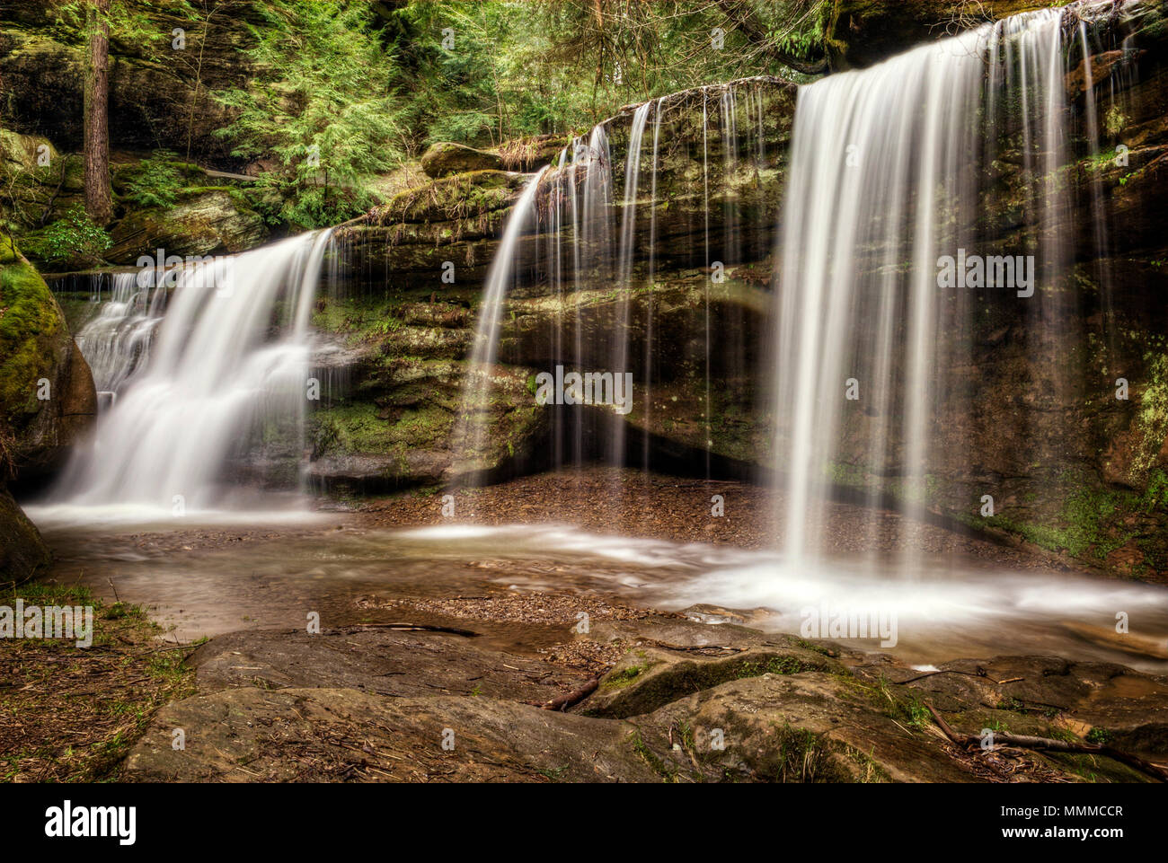 Una cascata di nascosto in Hocking Hills Ohio. Che si trova nei pressi del famoso Cedar Falls dietro un grande blocco di crollo. Foto Stock