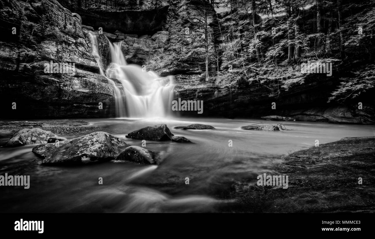 Molto bella la Cedar Falls in Hocking Hills Ohio in bianco e nero. Turistica molto popolare atraction. Foto Stock
