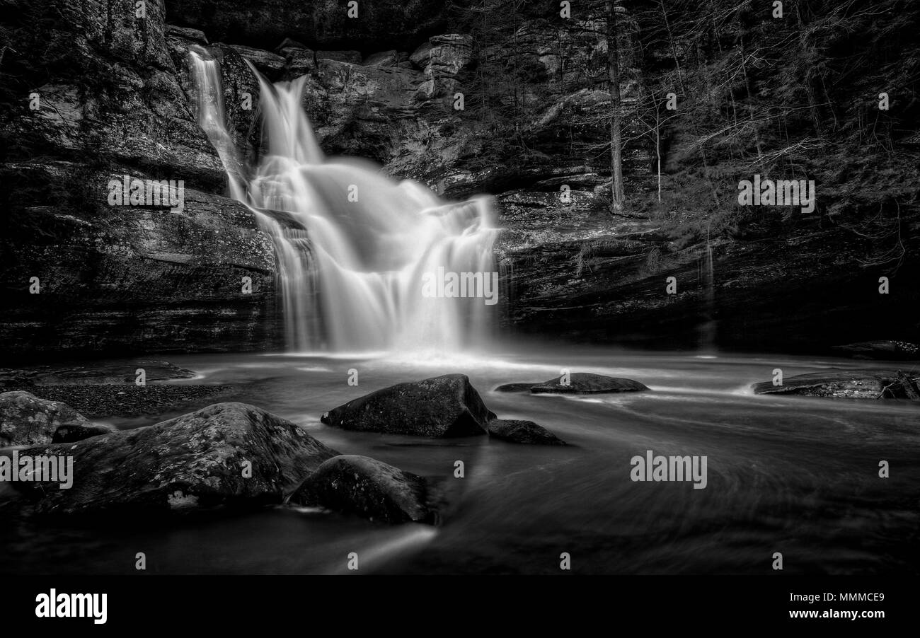 Molto bella la Cedar Falls in Hocking Hills Ohio in bianco e nero. Molto popolare attrazione turistica. Foto Stock