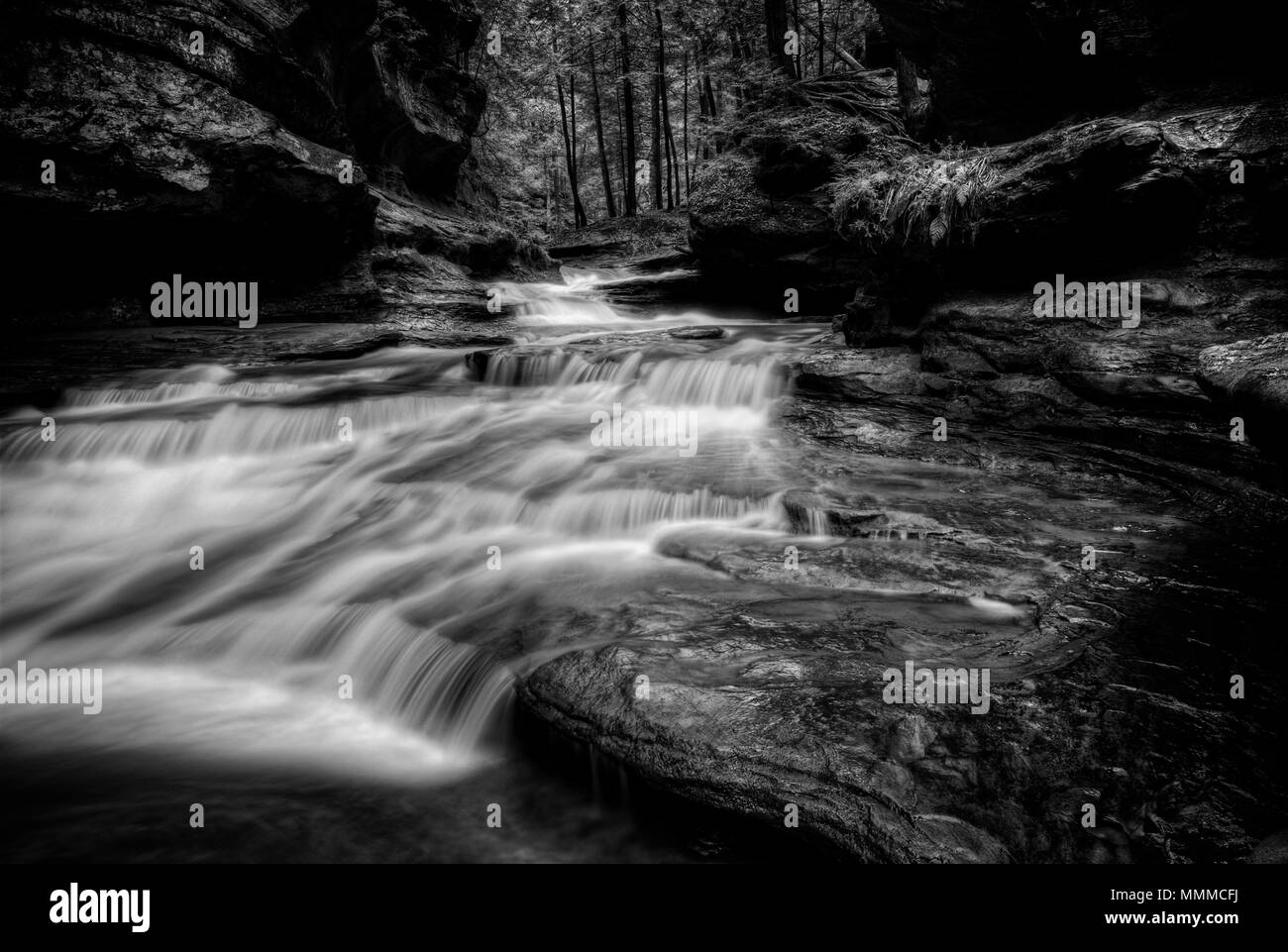 Una delle tante cascate a Old Man's Cvae in Hocking Hills Ohio in bianco e nero. Turistica molto popolare atraction. Foto Stock