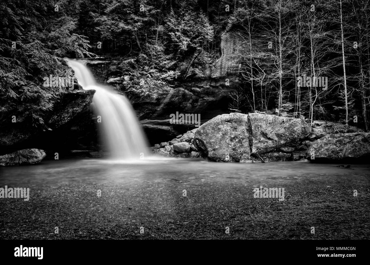 Le cascate Inferiori a Old Man's Cave in Hocking Hills Ohio in bianco e nero. Questo è un molto popolare attrazione turistica in Ohio. Foto Stock