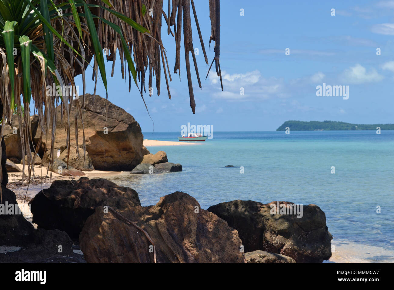 In barca e le rocce su una spiaggia in Nukuatea motu, isola di Wallis, Wallis & Futuna, Sud Pacifico Foto Stock