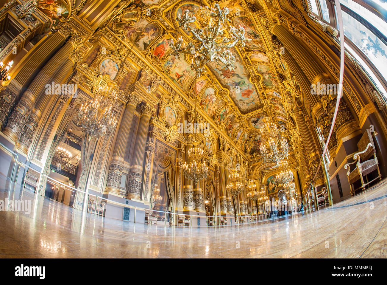 Parigi, Francia - Ottobre 2017: grande atrio interno del Palais Garnier Opera Garnier di Parigi, Francia. Il suo soffitto da Paul-Jacques-Aim Baudry e rappresenta momenti nella storia della musica. Foto Stock