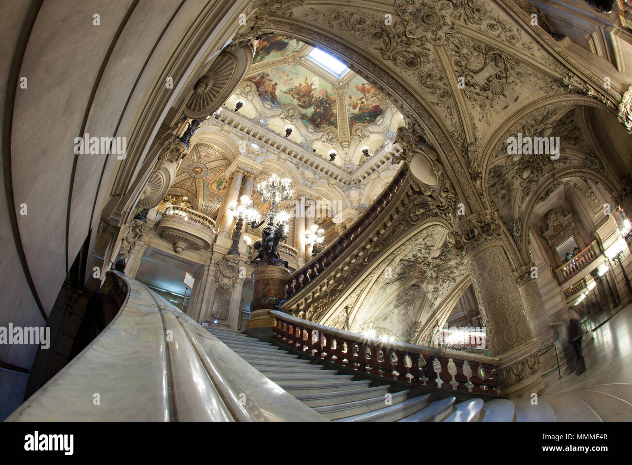 Parigi, Francia - Ottobre 2017: Il grande scalone d'onore di marmi bianchi, verdi e rossi si divide in due voli divergenti delle scale che conducono al Grand Hall. Foto Stock