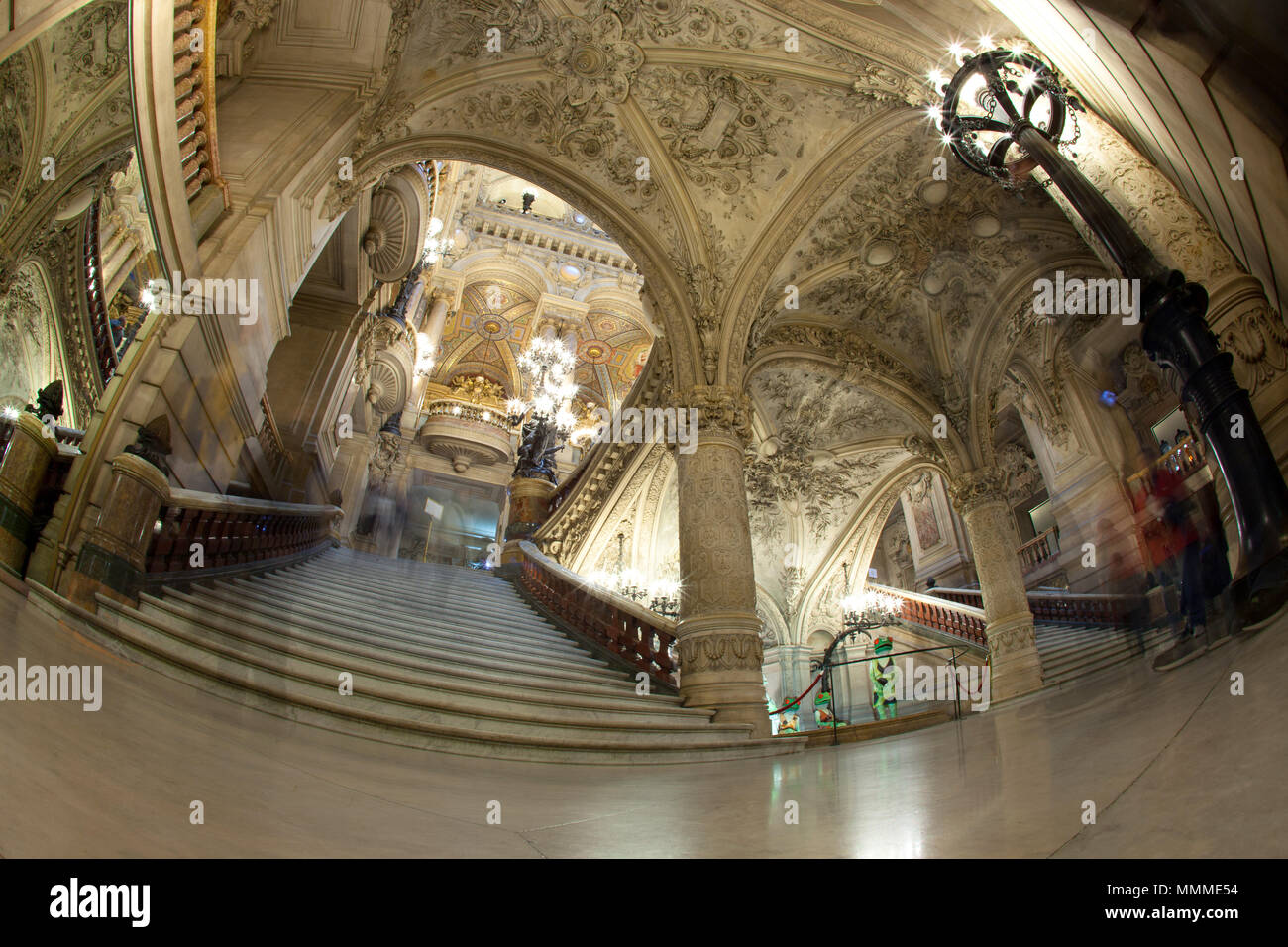 Parigi, Francia - Ottobre 2017: Il grande scalone d'onore di marmi bianchi, verdi e rossi si divide in due voli divergenti delle scale che conducono al Grand Hall. Foto Stock