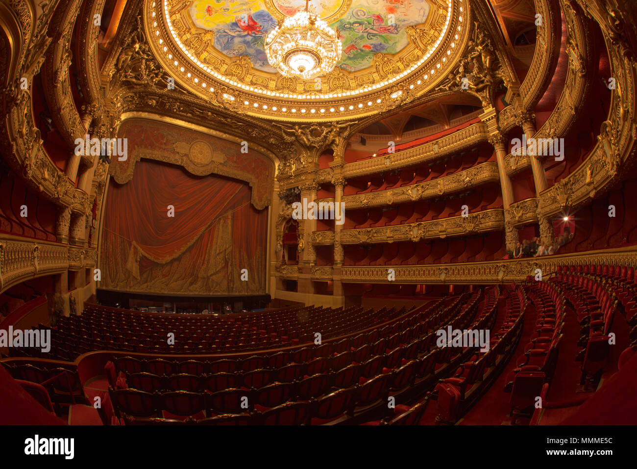 Parigi, Francia - Ottobre 2017: Auditorium all'interno del Palais Garnier Opera Garnier di Parigi, Francia. Le sette tonnellate di bronzo e un lampadario di cristallo è stato progettato da Garnier. Foto Stock