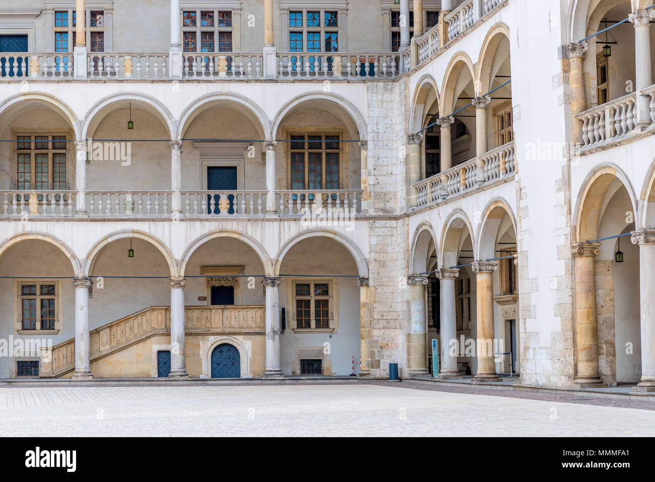 Cracovia in Polonia - Agosto 13, 2017: vista delle belle mura con le colonne del palazzo nel castello di Wawel Foto Stock