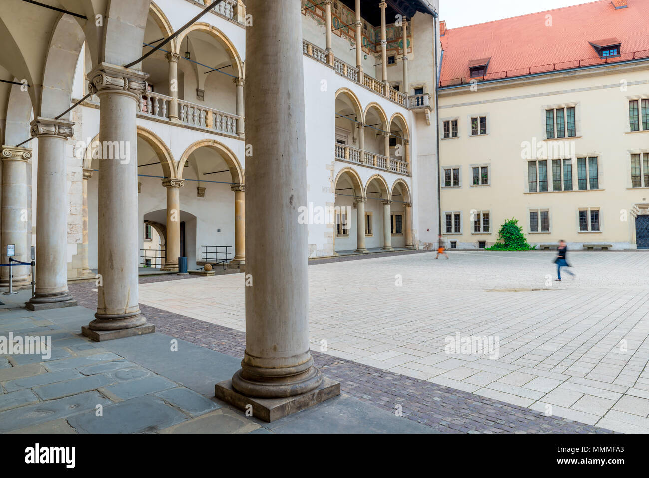 Cracovia in Polonia - Agosto 13, 2017: colonne architettonica del palazzo reale nel castello di Wawel Foto Stock