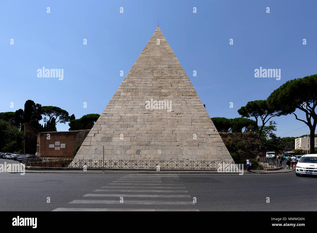 L'Egiziano come punto di riferimento la Piramide di Caio Cestio in Roma quartiere Testaccio. La