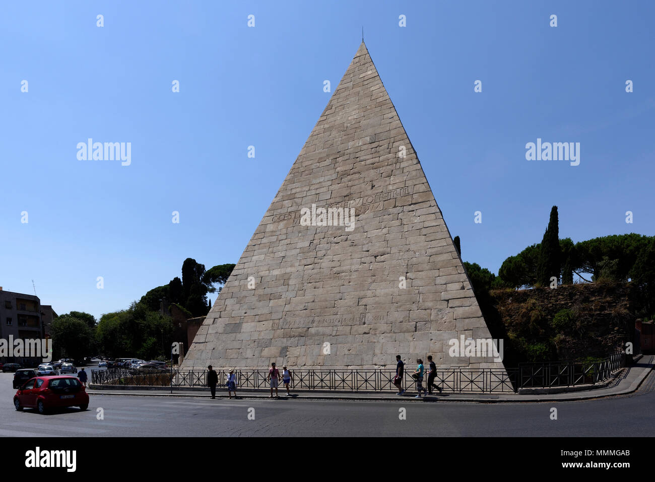 L'Egiziano come punto di riferimento la Piramide di Caio Cestio in Roma quartiere Testaccio. La