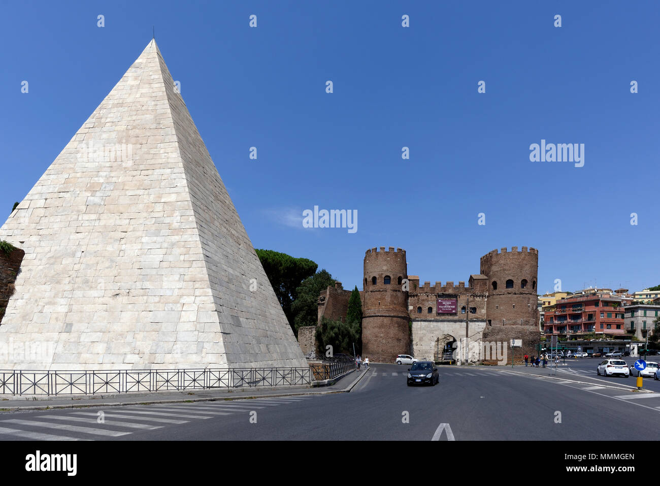 La Piramide di Caio Cestio e le torri gemelle a Porta San Paolo a Roma quartiere Testaccio. La Piramide (Piramide di Caio Cestio) era bu Foto Stock