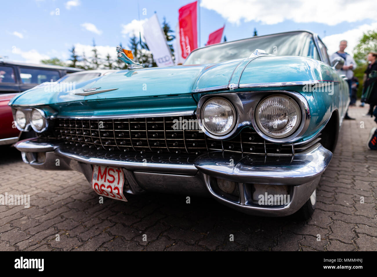 ALTENTREPTOW / Meclemburgo - Pomerania occidentale / Germania - 1 Maggio 2018: Cadillac Sedan DeVille auto oldtimer sorge sulla strada di oldtimer show. Foto Stock