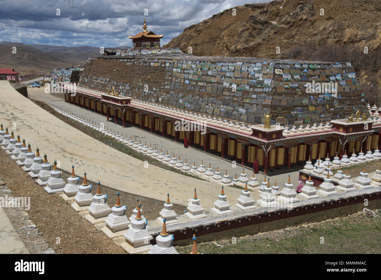 Mani lungo muro di pietra a Ser Gergyo (Ani Gompa) convento, Tagong, Sichuan, in Cina Foto Stock