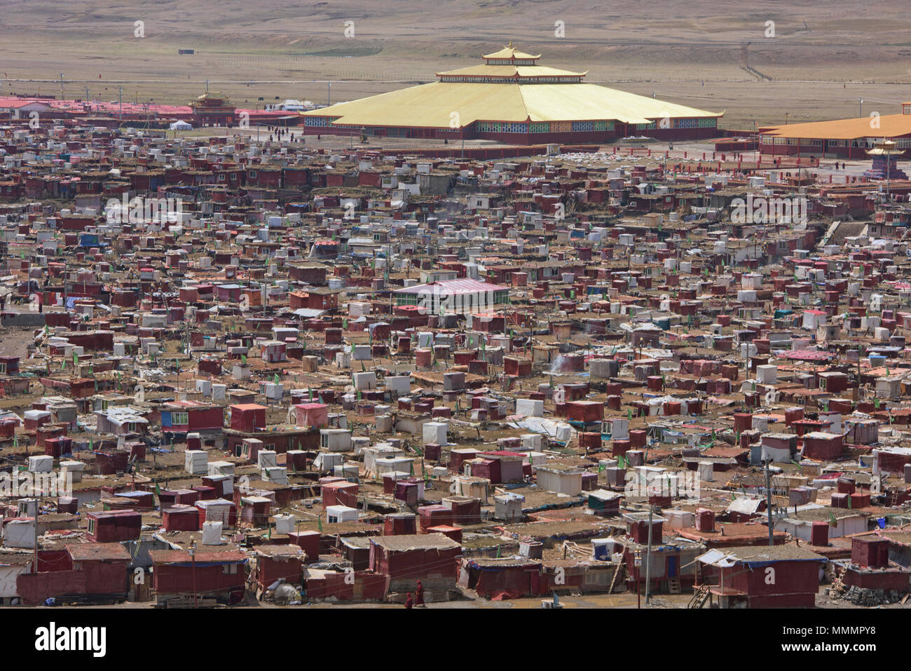 Vista dell'isola di monache tibetane, Yarchen Gar, Sichuan, in Cina Foto Stock