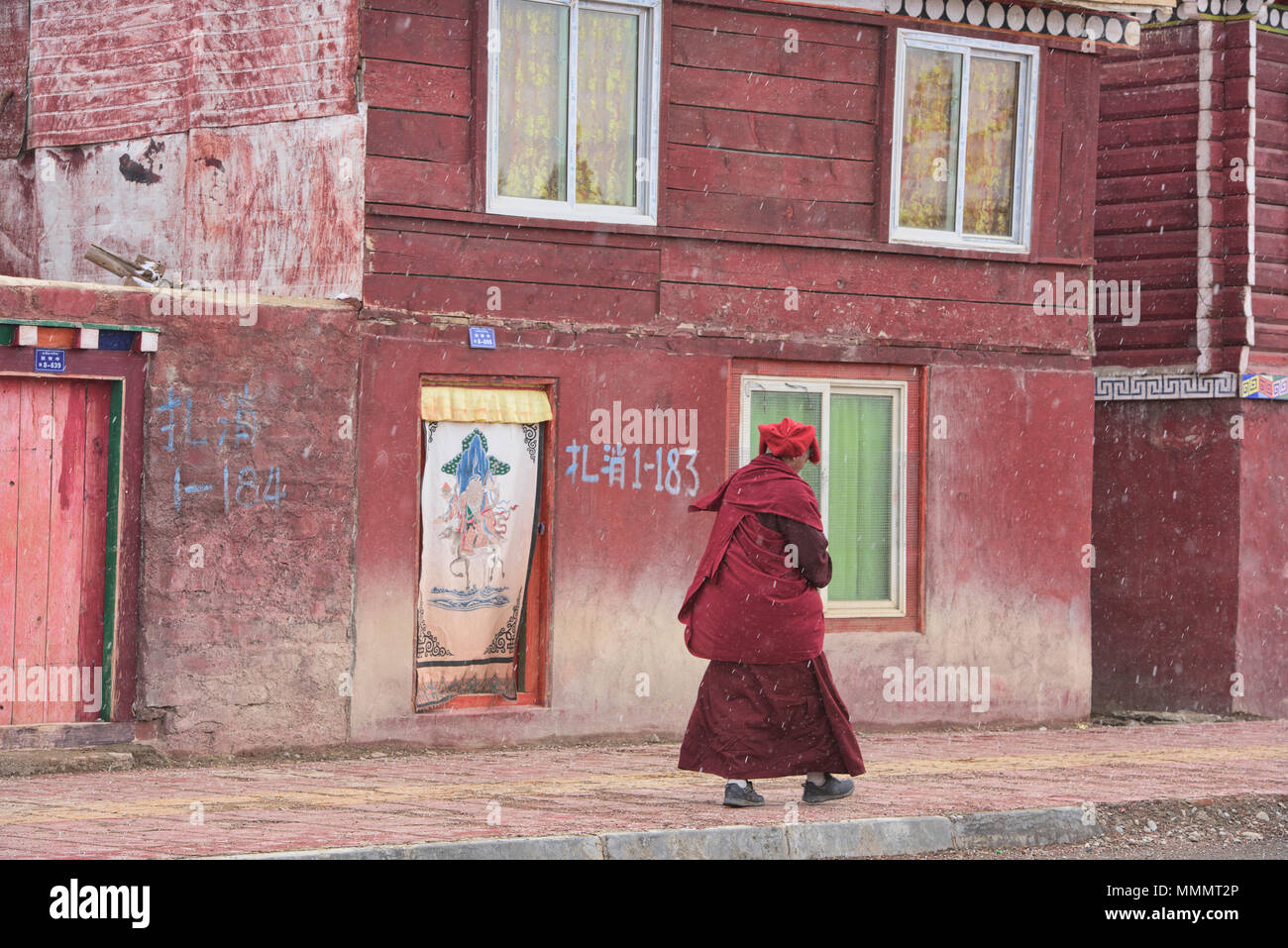 Monaco tibetano passeggiate nella neve, Yarchen Gar, Sichuan, in Cina Foto Stock