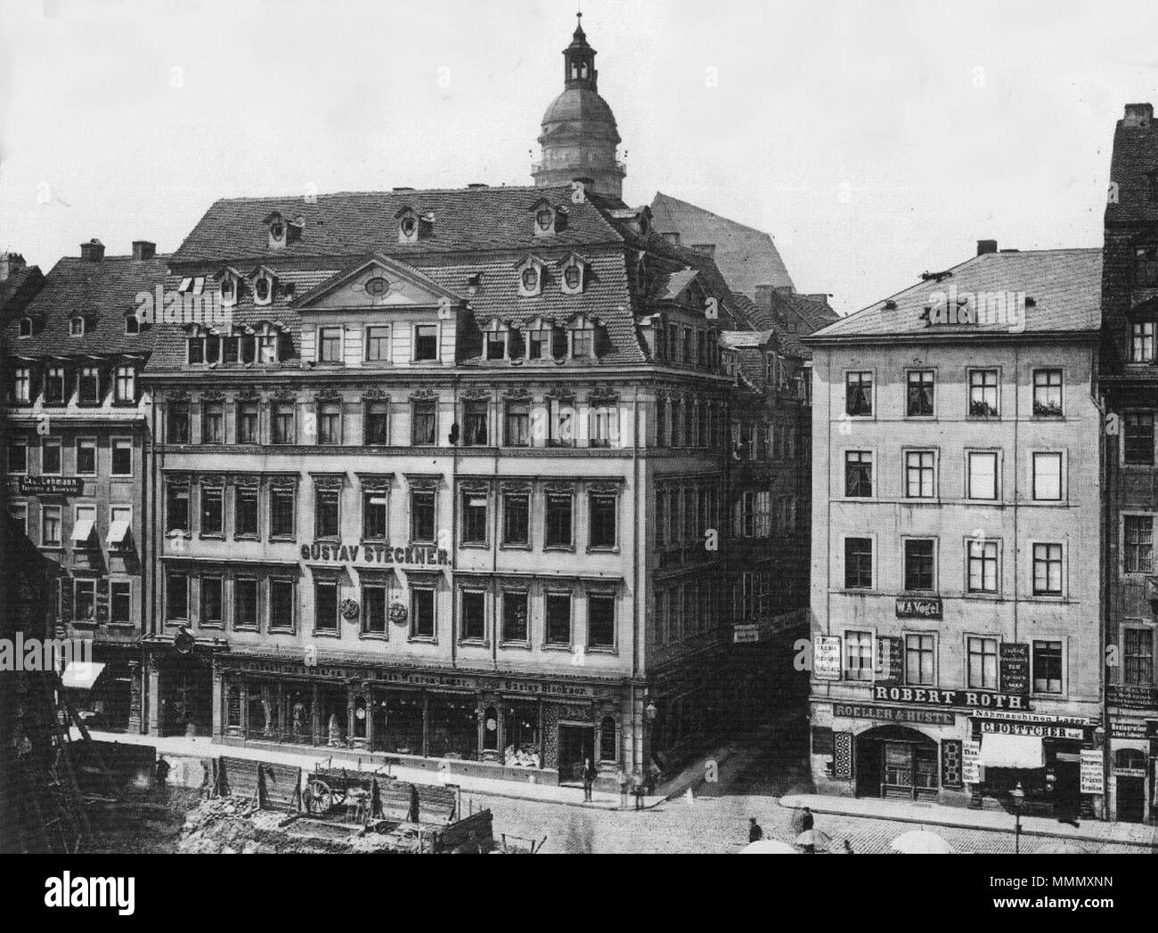 . Deutsch: Das Geschäftshaus Gustav Steckner (Steckner-Passage) in der Petersstraße 2 direkt am Markt ist mit dem Thomaskirchhof verbunden und ist eins der frühesten, 1875 von O. Jummel entworfenen Einkaufspassagen der Stadt. Das mehrfach umgebaute Haus brannte 1943 aus. Heute befindet sich dort eine Grünanlage. . Prima di 1877. Hermann Walter (1838-1909) Geschaeftshaus Gustav Steckner vor1877 Foto Stock