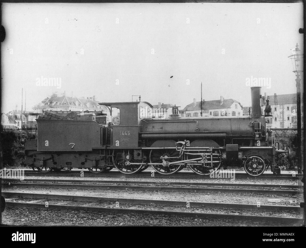 . Deutsch: Perſonenzuglocomotive Nr. 1445 des tipi B 3/4 der schweizerischen Bundesbahnen, gebaut 1893 inn der schweizerischen Locomotiv- und zů Machines-Fabrique Winterthur (Tess.-Nr. 830), bis 1895 A3T n. 85, dann bis 1902 Nr. 185 der schweizerischen Nordoſtbahn 1917 an die Militaire-Eiſenbahn-Generaldirection Brüſſel als P41 n. 1807, Abbruchjahr unbekannt; aufgnommen um 1903 im sarebbero impossibili Fahrzeug-DépF zů Zurigo. . Circa 1903. Georg Wilhelm Hecklau (1872-1905) 1445 B34SBBCFFFFSTuriciI Foto Stock