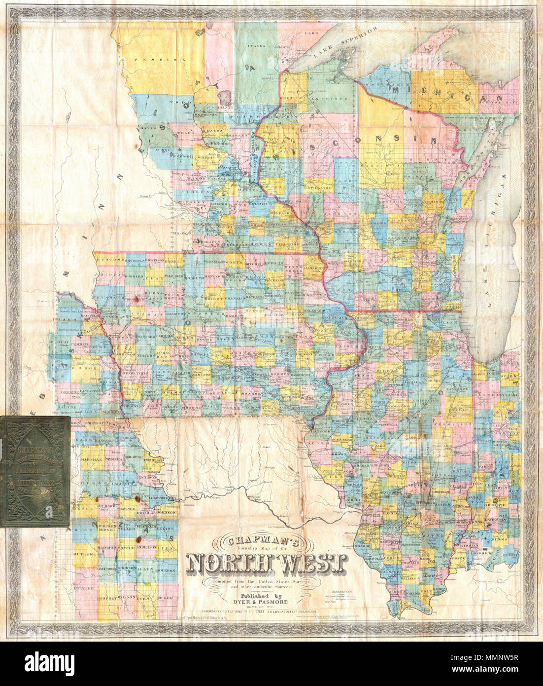 . Inglese: offerto è un estremamente rari pocket problema mappa degli stati di Illinois, Iowa e Wisconsin, con parti del Michigan, Minnesota, Nebraska e Kansas. Stampato in 1857 da Sila Chapman e i suoi successori, Dyer & Pasmore. Questa rara mappa mostra la regione in considerevole dettaglio con riferimento sia ai politici e le caratteristiche geografiche, nonché alle ferrovie, canali, e attraversamenti sul fiume. Molti americani riserve indiane sono previste tra cui il Chippewa, Menominee e Oneida. Il nord è in generale ampiamente sovradimensionate e vuota di insediamento. Conservate piatte ma si ripiega in origine Foto Stock