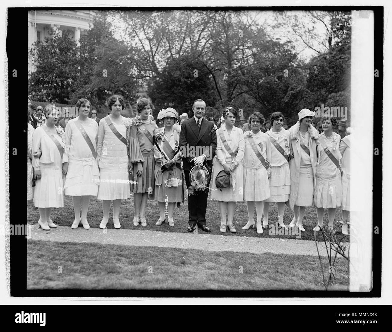 . Titolo: Coolidge con le figlie di 1812, 4/26/27 Data di creazione/Pubblicato: [19]27 Aprile 26. Media: 1, negativo : vetro ; 4 x 5 in. o minore numero di riproduzione: LC-DIG-npcc-16825 (file digitali da originale) Repository: la Biblioteca del Congresso di stampe e fotografie Division Washington, D.C. 20540 USA parte della Nazionale: Foto Azienda Collection (Biblioteca del Congresso) . 1927. Autore sconosciuto 13 1927 Coolidge con le figlie di 1812 Aprile26 LC npc2007016824 Foto Stock