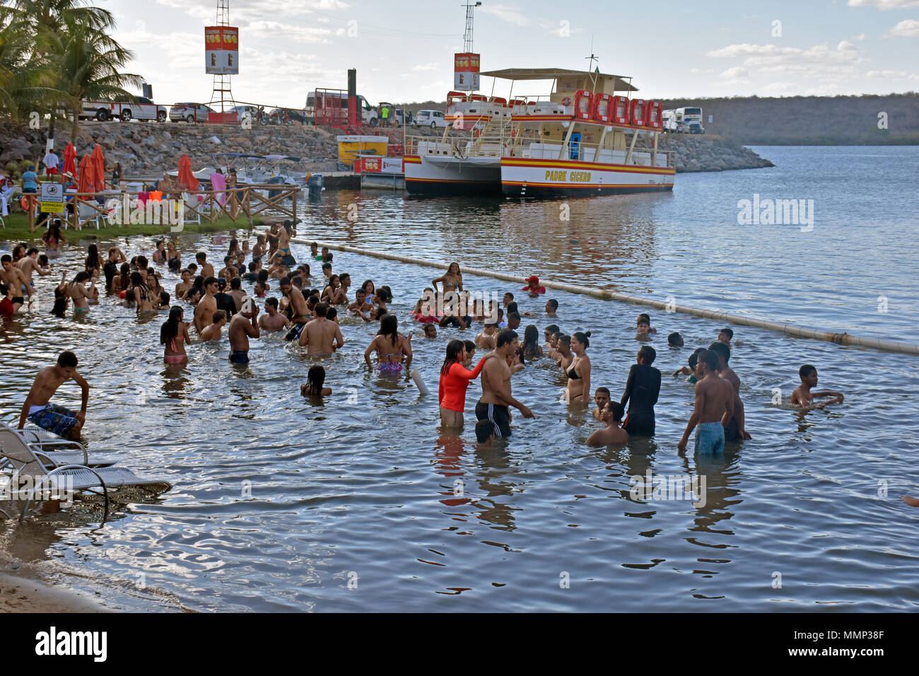 I turisti nuotare in San Francisco riverside vicino al Canyon Xingo, Sergipe, Brasile Foto Stock