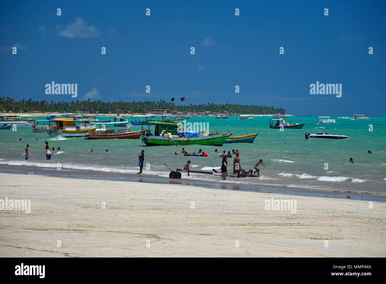 I pescatori barche ormeggiate a Maragogi beach, Maragogi, Alagoas, Brasile Foto Stock
