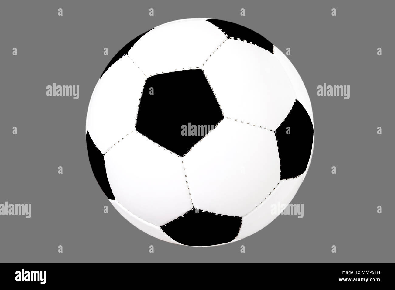 Pallone da calcio isolato, calcio tagliato fuori, lo sfondo grigio, bianco e nero Foto Stock