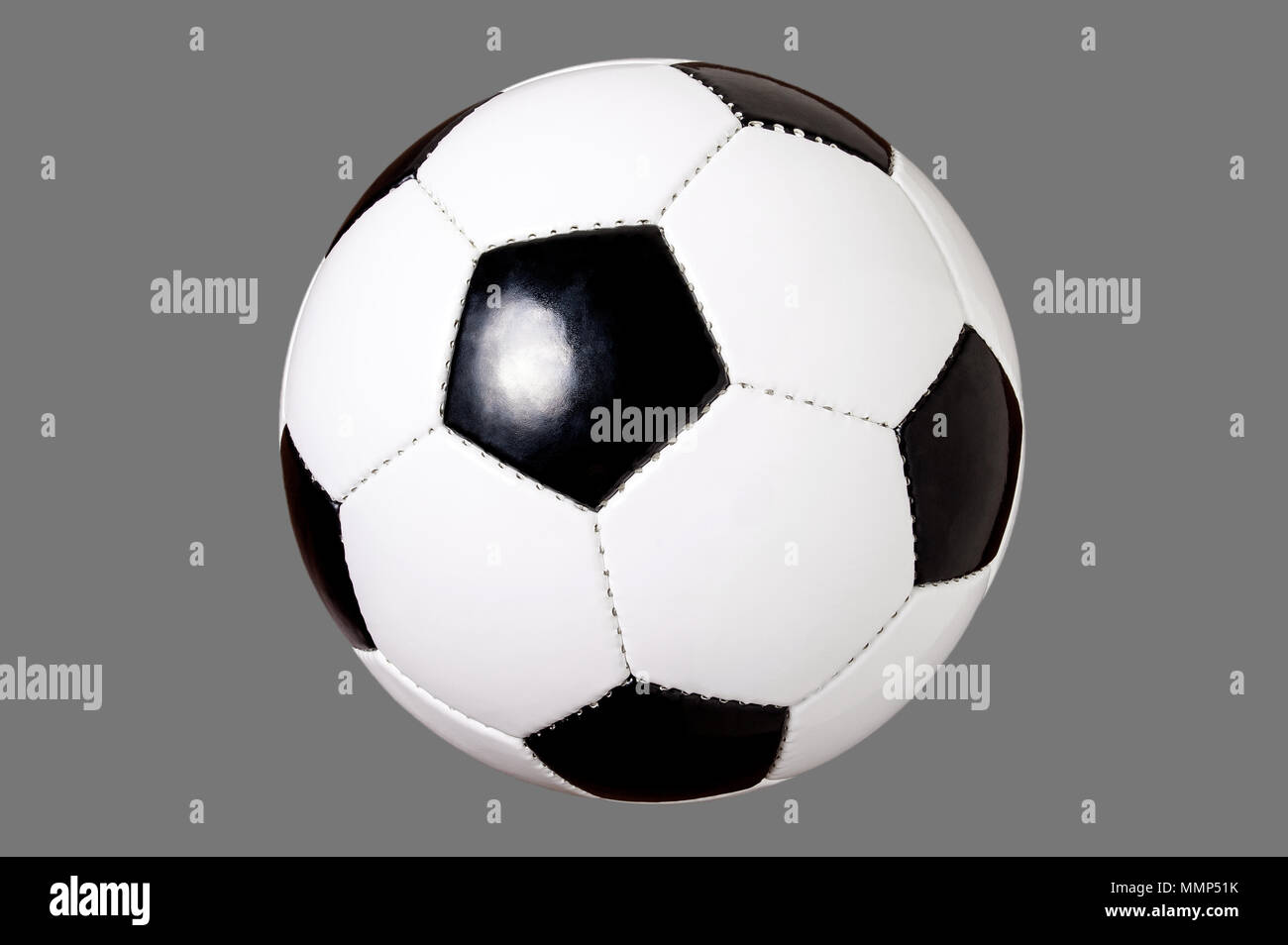 Pallone da calcio isolato, calcio tagliato fuori, lo sfondo grigio, bianco e nero Foto Stock