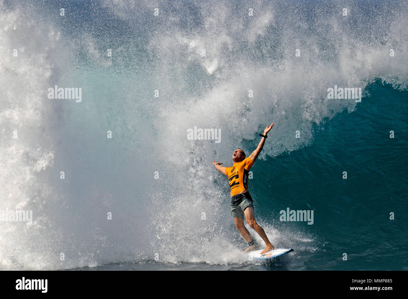 Professional surfer Mick Fanning celebra il surf di una grande onda durante il Billabong tubo campionato Masters 2015, North Shore Oahu, Hawaii Foto Stock