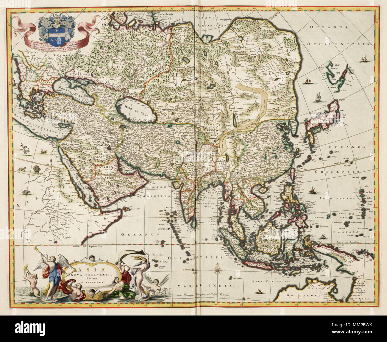. Nederlands: Kaart van Azië uit de Atlas van der Hagen, Koninklijke Bibliotheek, Den Haag deel 4. Rechtsboven een opdracht van Nicolaas Visscher aan Hendrik Spiegel. Het kaartbeeld van het continente Azië bleef in de 17de eeuw grotendeels ongewijzigd. Ook deze continentkaart van Nicolaas Visscher II (1649-1702) fu gebaseerd op laat 16de-eeuwse voorstellingen uit de atlassen van Mercatore (1512-1594) en Abraham Ortelius (1527-1598). Inglese: Mappa di Asia presi dall'Atlas van der Hagen, Koninklijke Bibliotheek, L'Aia Parte 4. In alto a destra una commissione da Nicolaas Visscher a Hendrik Foto Stock