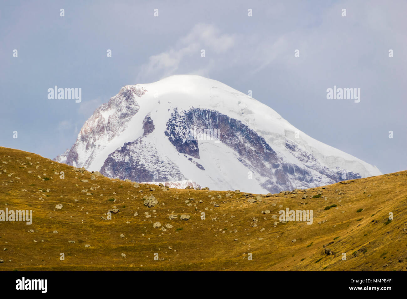 Kazbeg mountain è nel nord della Georgia. Si tratta di uno dei la più alta montagna caucasico. Foto Stock