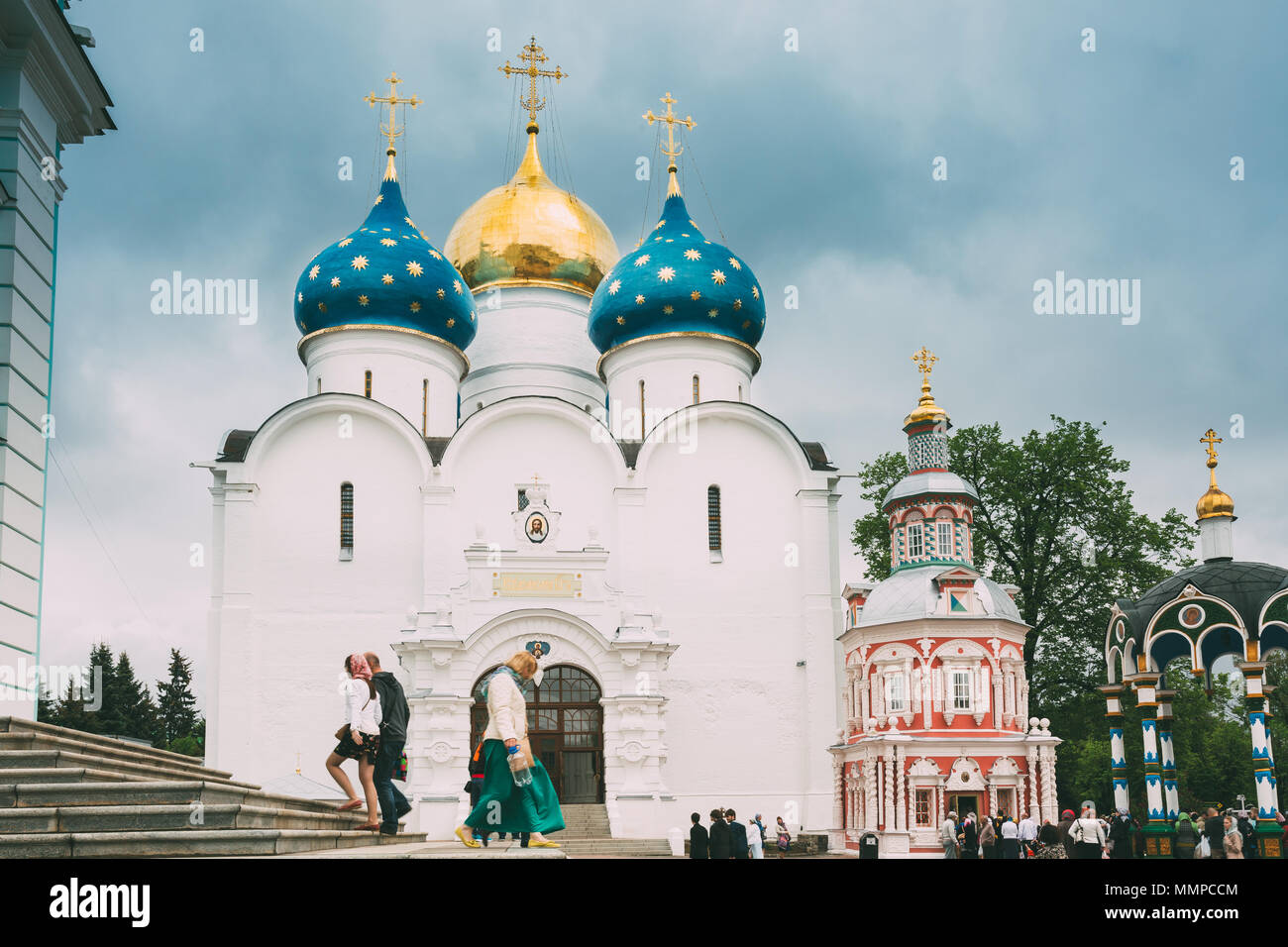 Sergiev Posad, Russia - 23 Maggio 2015: la gente camminare nei pressi di dormizione (ipotesi) Cattedrale (1559 - 1585) nella Trinità Lavra di San Sergio Foto Stock