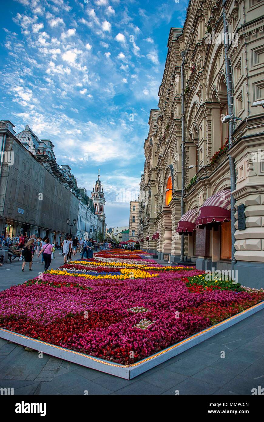 Un estate fiori in mostra al di fuori colla (ex membro Department Store)  sulla Piazza Rossa di Mosca, Russia Foto stock - Alamy