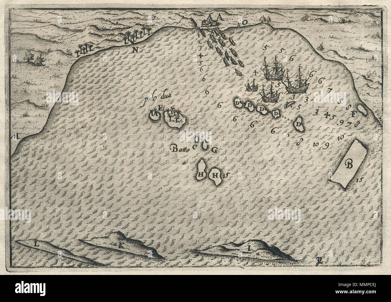 . Nederlands: Vogelvlucht van de Baai van Bantam. Legenda ontbreekt. Pulo dua / batto. Naast de Nederlandse schepen ligt een gekantelde sloep. De afbeelding laat het bezoek van de vloot van de Houtman nel 1596 zien. Inglese: vista panoramica della baia di Nana. Non vi è alcun tasto. Pulo dua/batto. Un rovesciamento sloop giace accanto alle navi olandesi. L'illustrazione mostra la visita da de Houtman la flotta nel 1596. Nederlands: Vogelvlucht van de Baai van Bantam inglese: vista panoramica della baia di Bantam . circa 1598. Creatore:Cornelis Claesz Nederlands: Anoniem / Anonimo (graveur / etser), MAIS Foto Stock