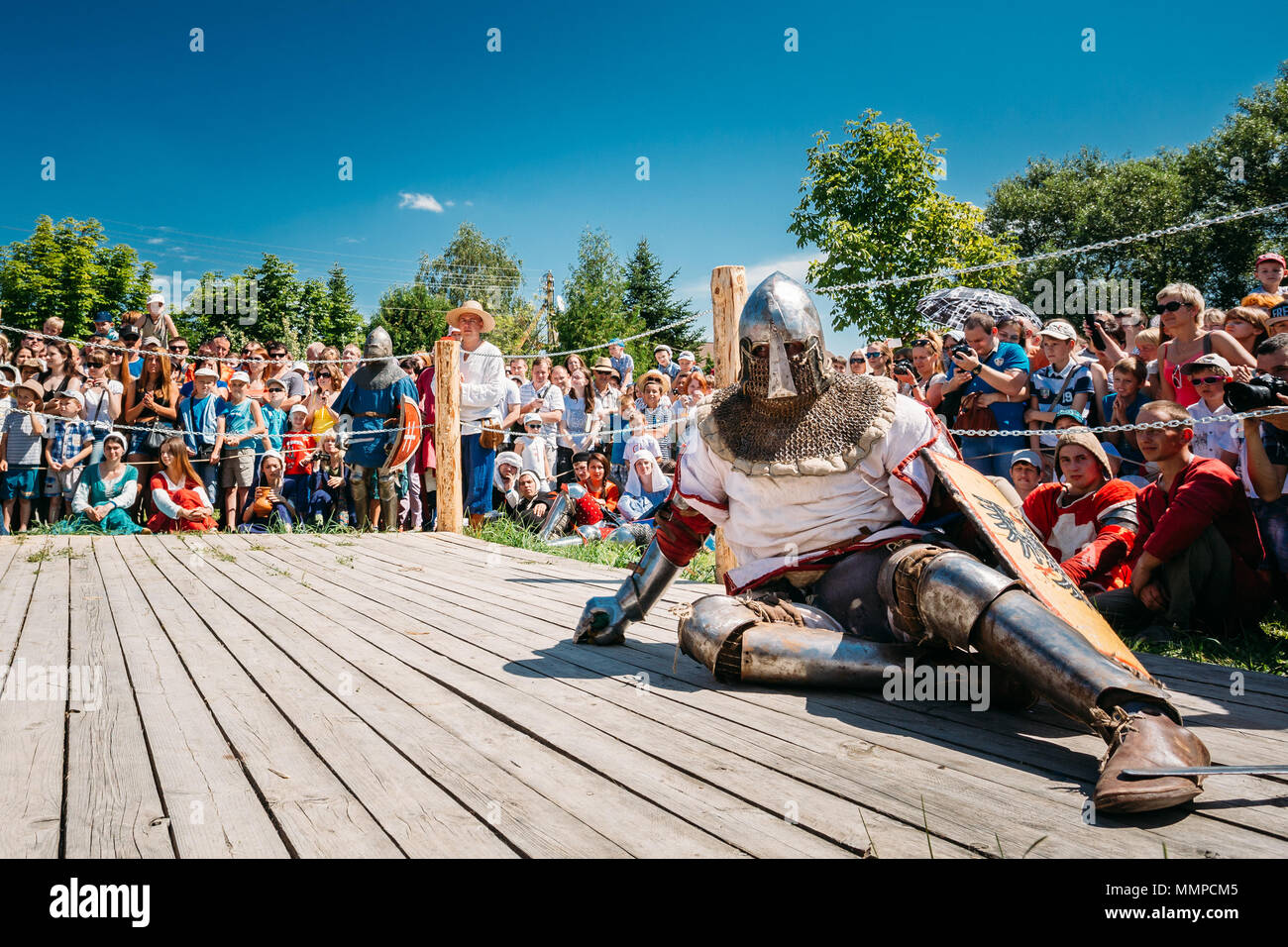 MINSK, Bielorussia - 19 luglio 2014: il restauro storico delle lotte cavalleresco sul VI Festival della cultura medievale 'nostro Grunwald', dedicato a 604 annivers Foto Stock