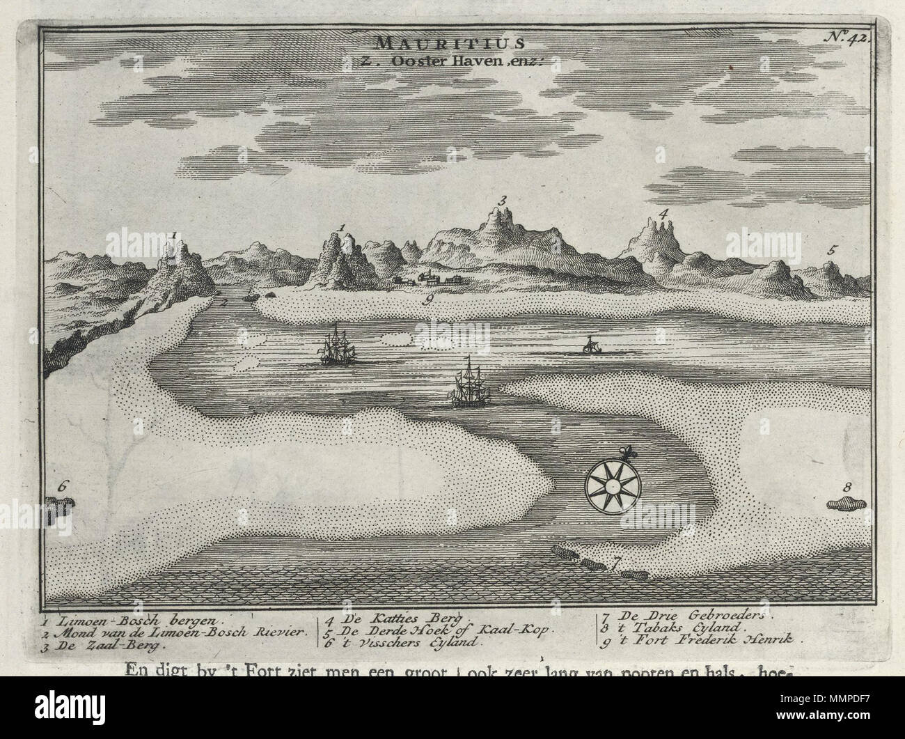 . Nederlands: Gezicht op de Zuidoosterhaven van Mauritius. Mauritius / Z. Ooster Haven, enz:. Rechtsboven: No: 42. Legenda: 1 Limoen-Bosch Bergen. / 2 Mond van de Limoen-Bosch Rievier. / 3 De Zaal-Berg. / 4 De Katties Berg. / 5 De Derde Hoek di Kaal-Kop. / 6 't Visschers Eyland. / 7 De Drie Gebroeders. / 8. 'T Tabaks Eyland. / 9 't Fort Federik Henrik. De afbeelding è afkomstig uit: 'Oud en Nieuw Oost-Indiën' van François Valentyn. Inglese: vista del porto del sud-est in Mauritius. Mauritius / Z. Ooster Haven, enz:. In alto a destra: No: 42. Chiave: 1 Limoen-Bosch Bergen. / 2 Mond van de Limoen-B Foto Stock