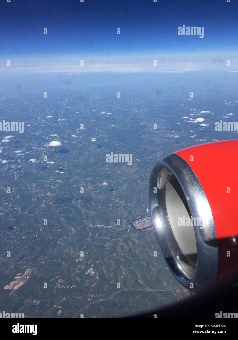 Vista da sopra il terreno di un motore rosso di un aeroplano sopra le isole spagnole come si entra in terra l'azzurro del cielo e del mare al di sotto di Foto Stock
