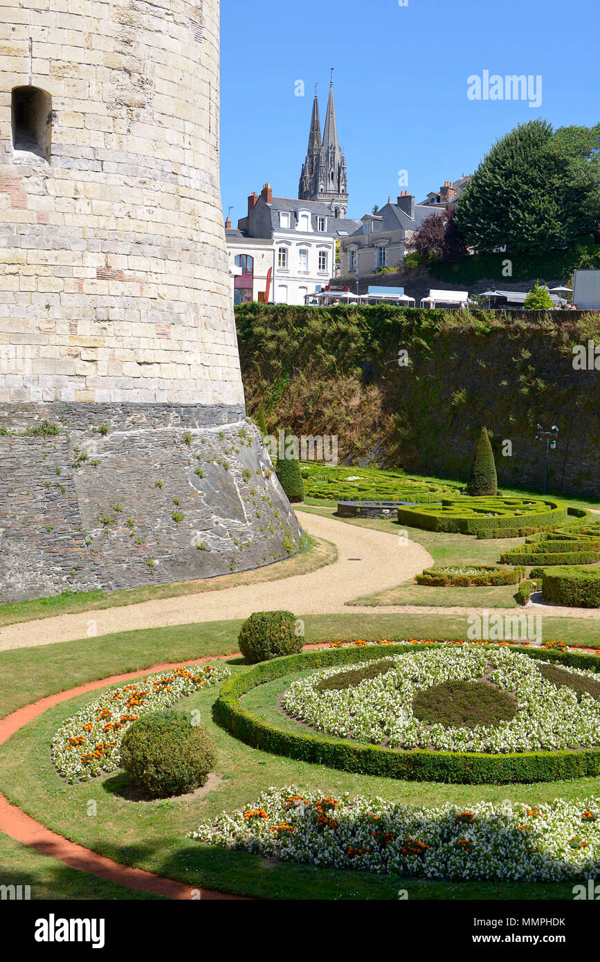 Il castello con il suo giardino e la cattedrale Saint Maurice in background di Angers, comune nel Maine-et-Loire reparto, regione Pays de la Loire, in Foto Stock