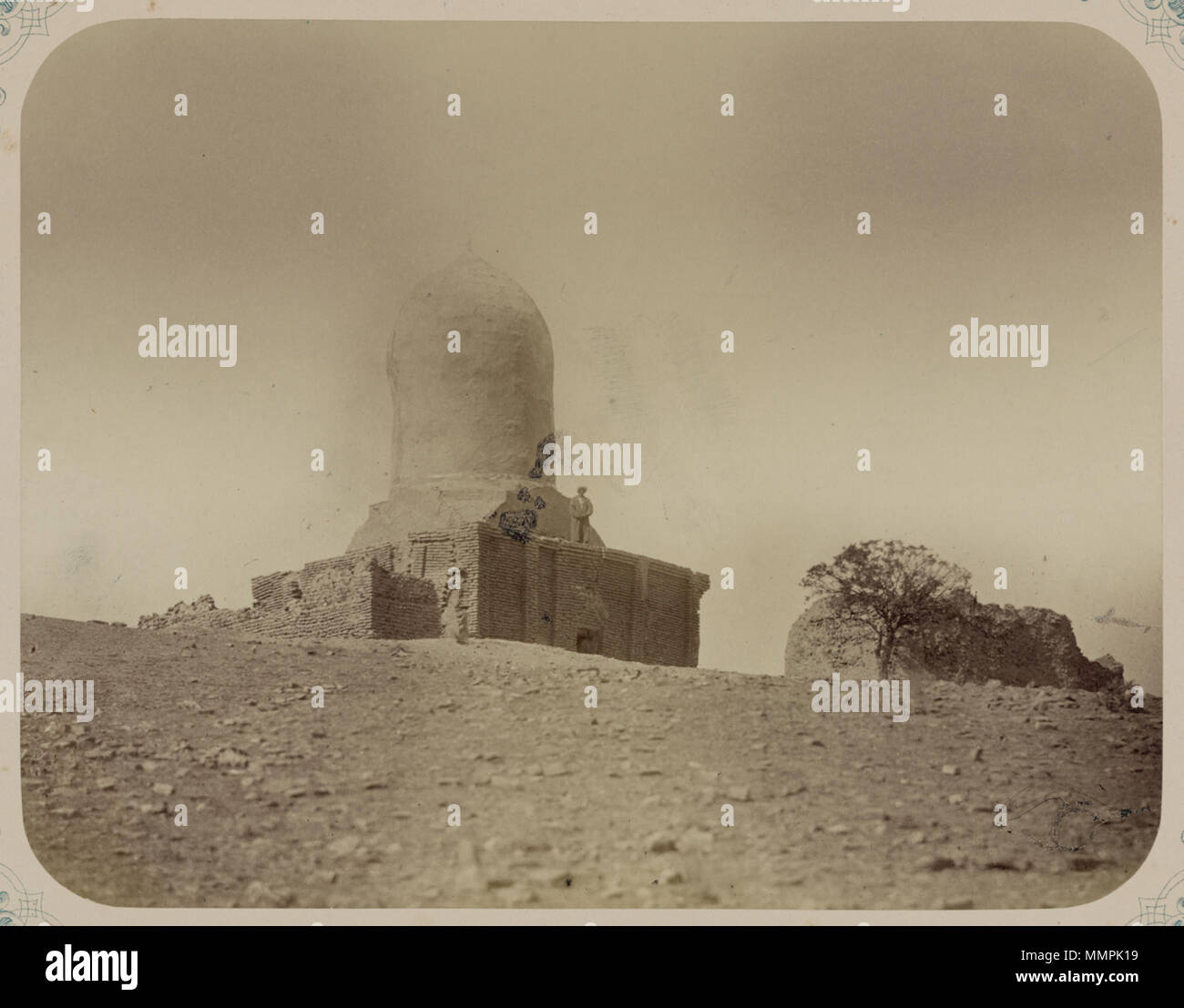 . Русский: Эта фотография мавзолея Чупан-Ата на окраинах Самарканда (Узбекистан) содержится в археологической части 'Туркестанского альбома'. Шеститомное фотографическое исследование было подготовлено и издано в 1871-1872 гг. Под патронажем генерала Константина П. Фон Кауфмана, первого генерал-губернатора (1867-1882 гг.) Туркестана, как называли в то время территорию Центральной Азии, принадлежавшую Российской империи. В альбоме уделяется особое внимание исламскому архитектурному наследию Самарканда. На этой фотографии мавзолея (мазар) Чупан-Ата, построенного в середине XV века, видны серьезн Foto Stock
