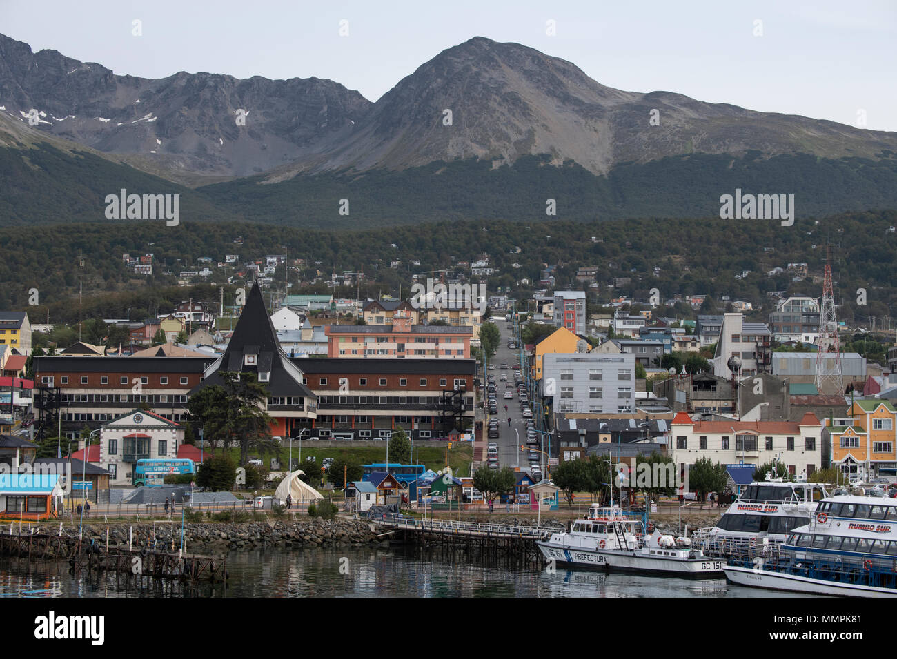 Sud America, Argentina, Ushuaia. Area portuale vista con tipiche imbarcazioni turistiche nel porto. Foto Stock