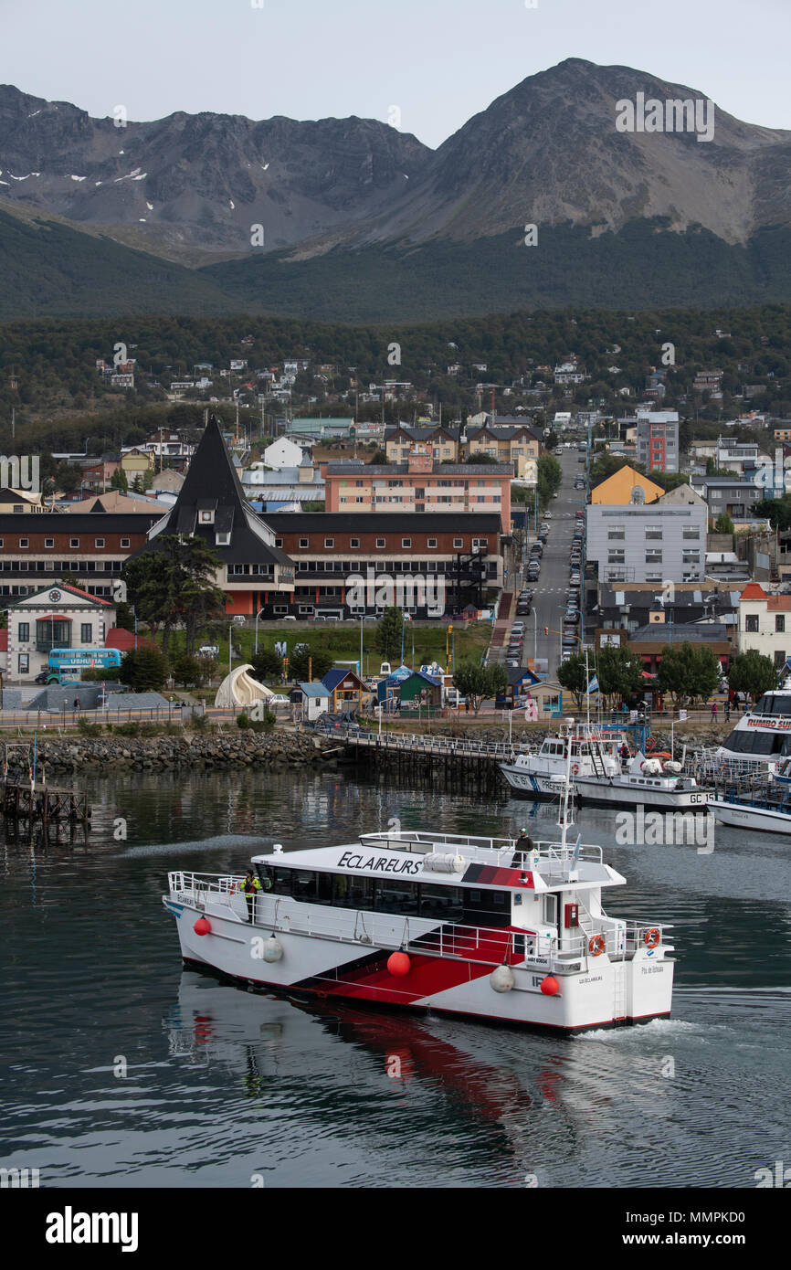 Sud America, Argentina, Ushuaia. Area portuale vista con tipiche imbarcazioni turistiche nel porto. Foto Stock