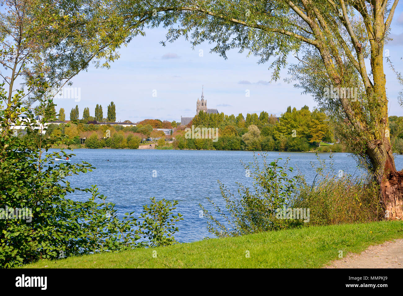 Lago di La-Ferté-Bernard, un comune nel dipartimento della Sarthe nella regione Pays de la Loire nel nord-ovest della Francia. Foto Stock