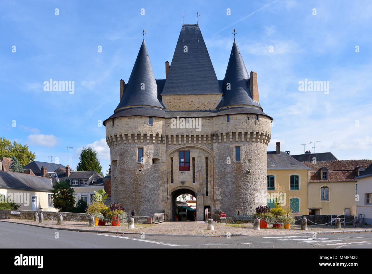 La porta fortificata Saint-Julien a La-Ferté-Bernard, un comune nel dipartimento della Sarthe nella regione Pays de la Loire nel nord-ovest della Francia. Foto Stock