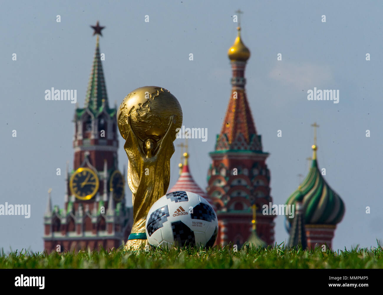 Aprile 16, 2018 Mosca. In Russia il trofeo della Coppa del Mondo FIFA e Palla ufficiale della Coppa del Mondo FIFA 2018 Adidas Telstar 18 sulla Piazza Rossa di Mosca. Foto Stock