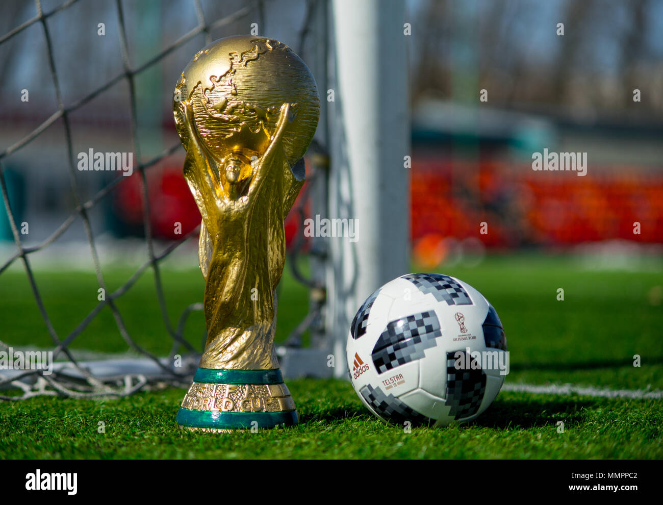 Il 9 aprile 2018 a Mosca, Russia il trofeo della Coppa del Mondo FIFA e Palla ufficiale della Coppa del Mondo FIFA 2018 Adidas Telstar 18 sull'erba verde del calcio Foto Stock