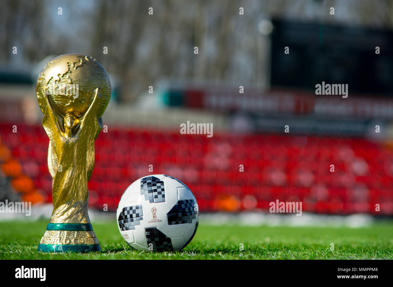 Il 9 aprile 2018 a Mosca, Russia il trofeo della Coppa del Mondo FIFA e Palla ufficiale della Coppa del Mondo FIFA 2018 Adidas Telstar 18 sull'erba verde del calcio Foto Stock